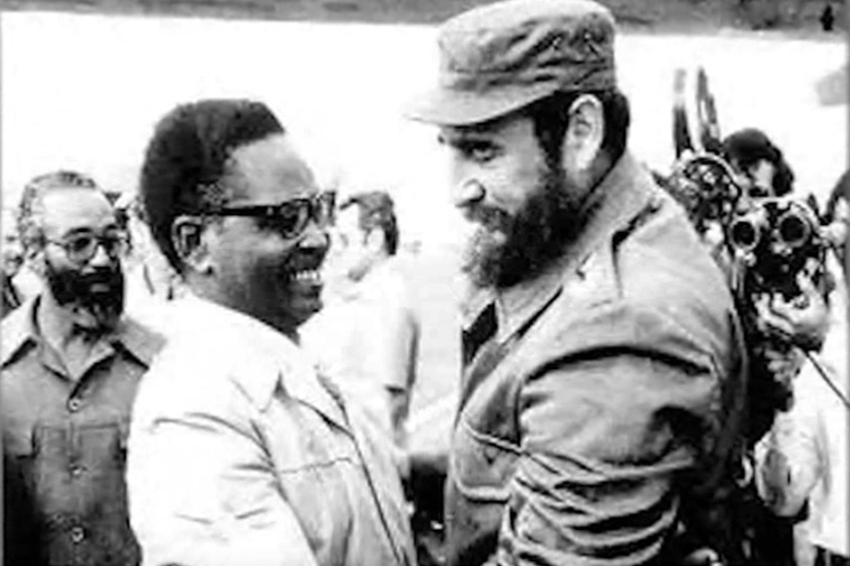 Angostinho Nieto y líder cubano Fidel Castro. 