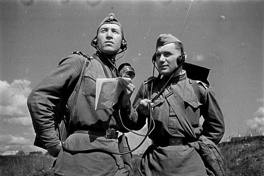 第二次世界大戦時の無線通信士たち、1943年