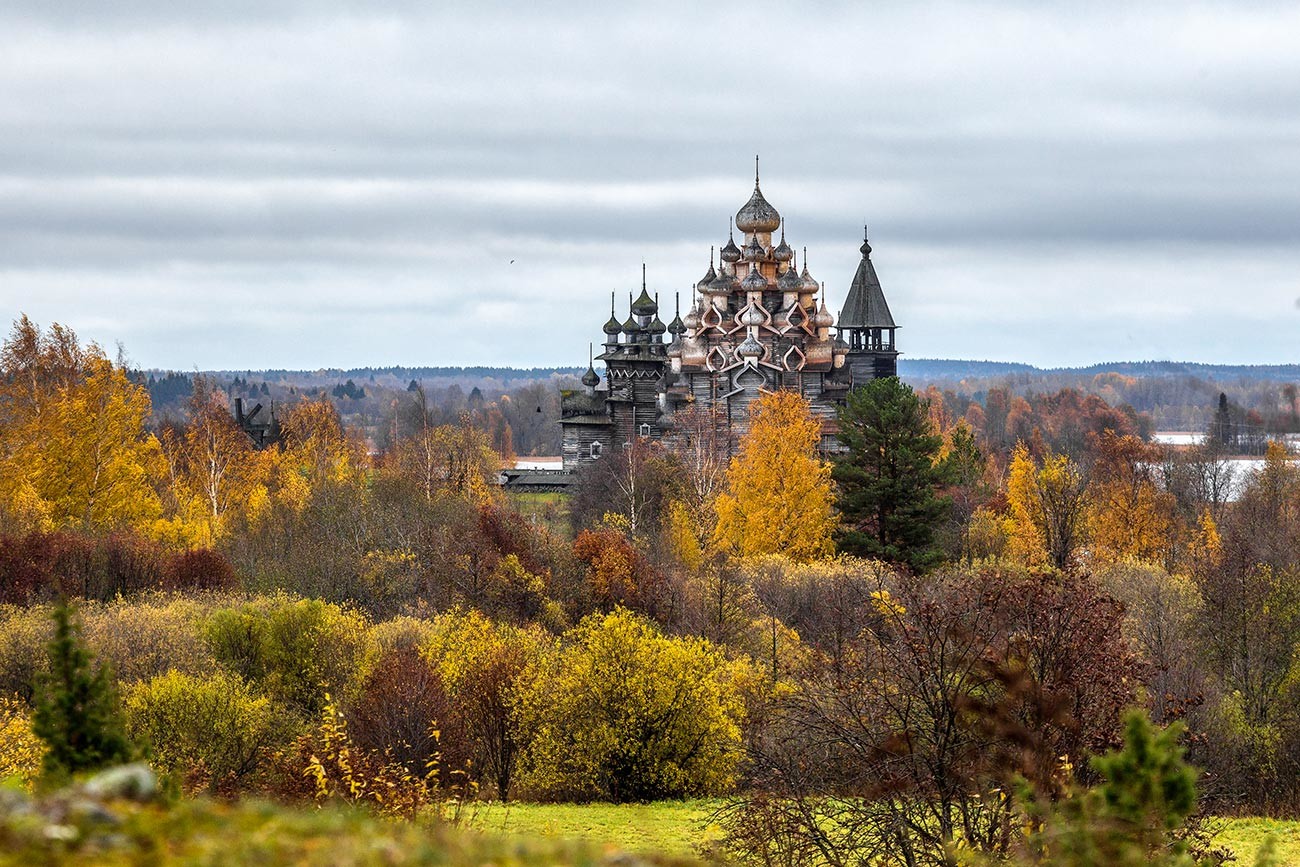 Musim gugur di ansambel arsitektur kayu Karelia Kizhi.