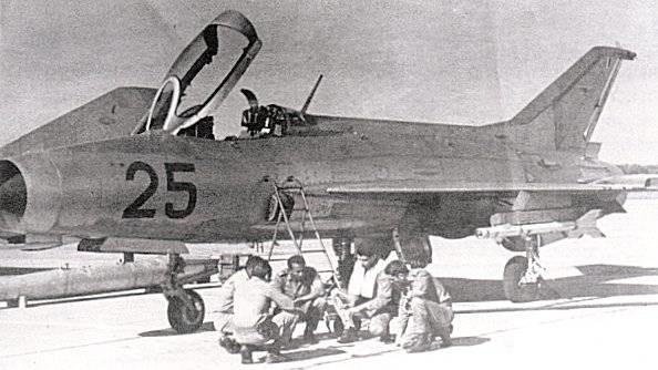 Un caza MiG-21F-13 de la Fuerza Aérea Cubana con misiles K-13.