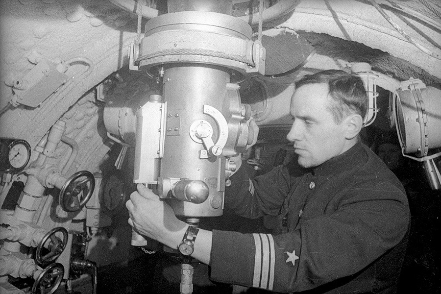 Il comandante Valentin Starikov, Eroe dell’Unione Sovietica, nella cabina di un sottomarino, 1942
