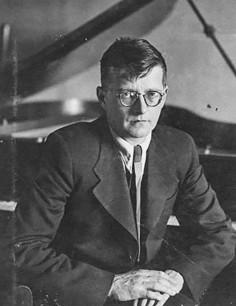 Il compositore Dmitrij Shostakovich, 1940 circa 
