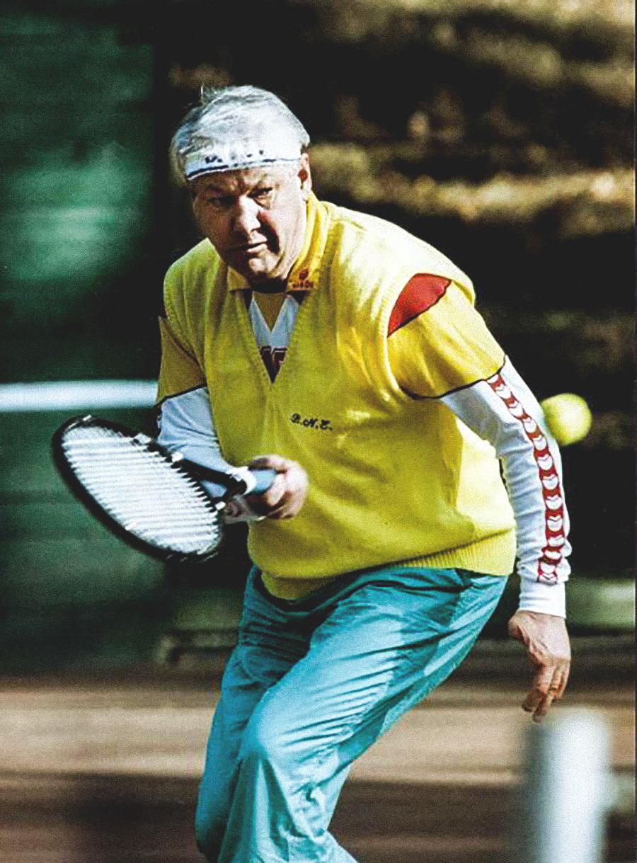 Boris Eltsine, premier président de la Fédération de Russie, jouant au tennis, 1992

