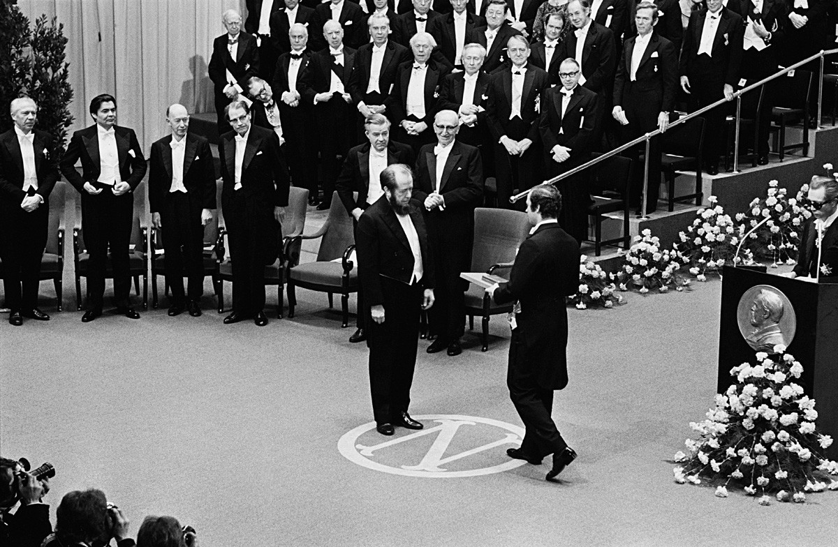 Soljenítsin recebe o Nobel, em 1974.