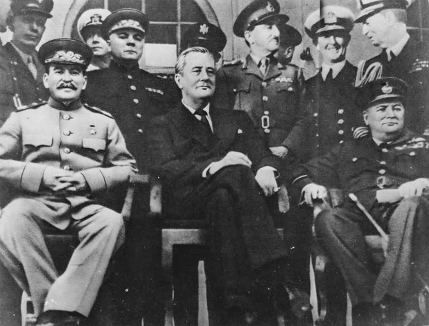 Иосиф Сталин, Франклин Делано Рузвельт и Уинстон Черчилль на Тегеранской конференции, 28 ноября 1943