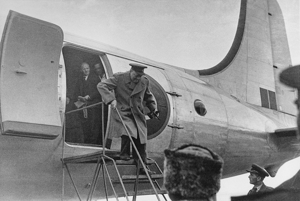 Премьер-министр Великобритании Уинстон Черчилль прилетел на Ялтинскую конференцию, февраль 1945  