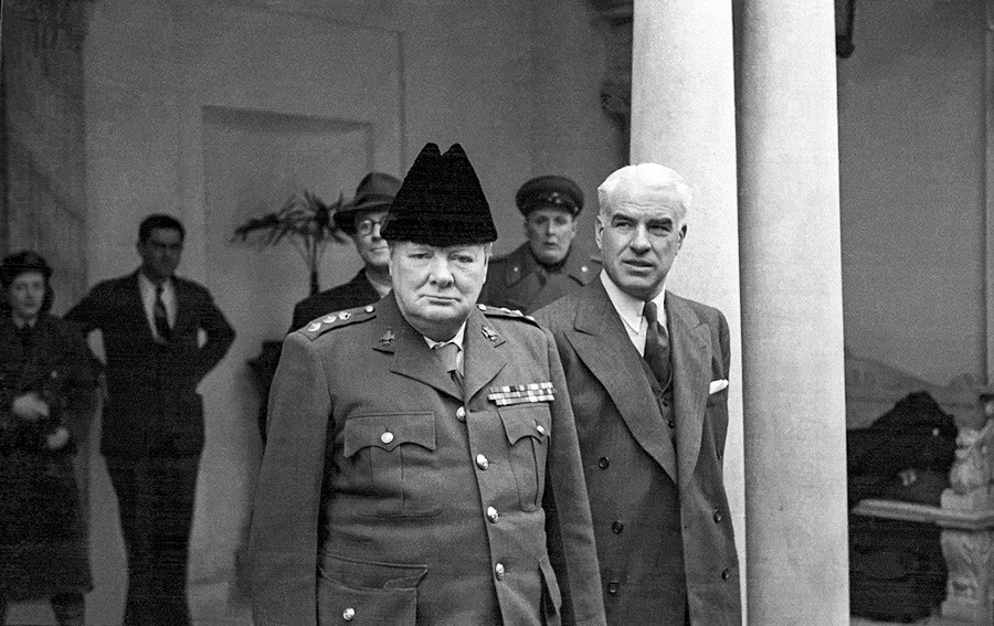 
Премьер-министр Великобритании Уинстон Черчилль и госсекретарь США Эдвард Стеттиниус на Ялтинской конференции, февраль 1945