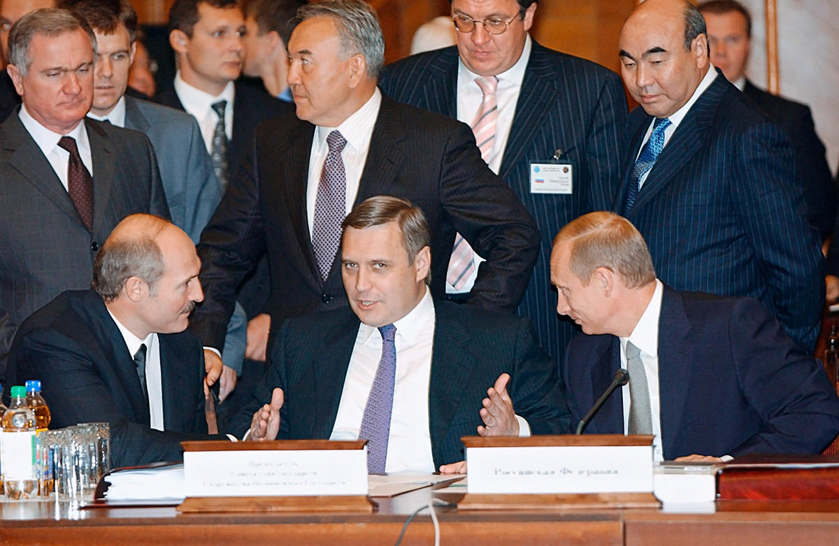 In 2002, on his 50th birthday, the president traveled to Chisinau for a CIS summit