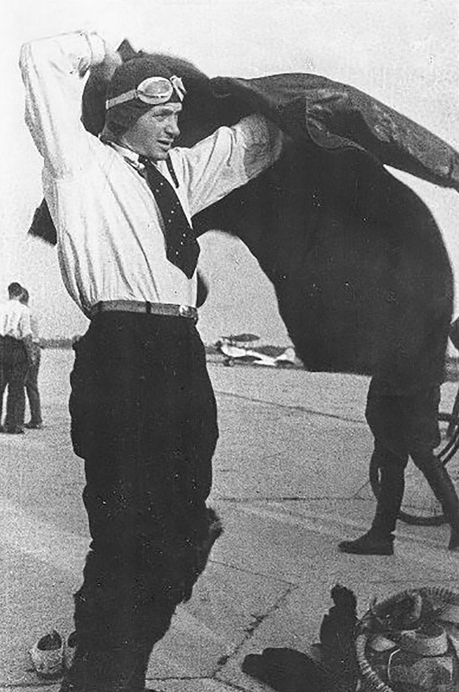 Pilot uji coba Vladimir Kokkinaki tengah bersiap sebelum terbang, 1930-an.