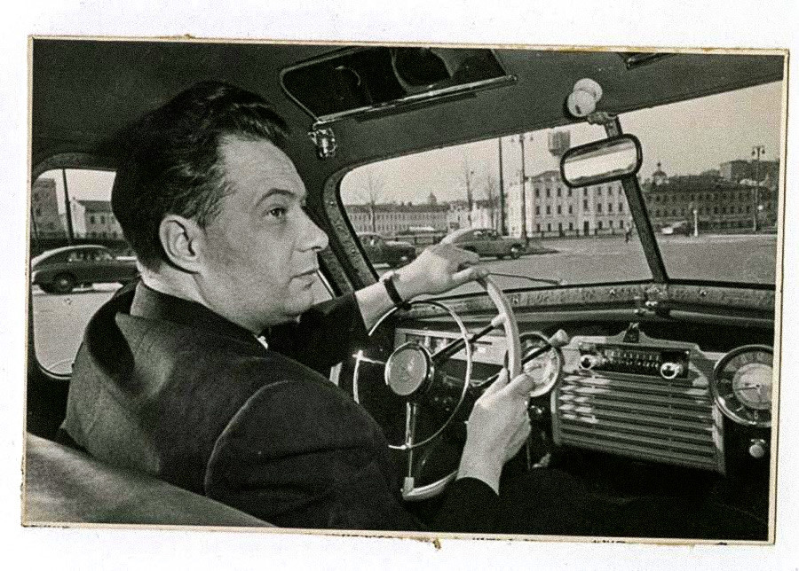 Komposer Nikolay Ozerov di mengendarai mobil Pobeda, 1950-an.