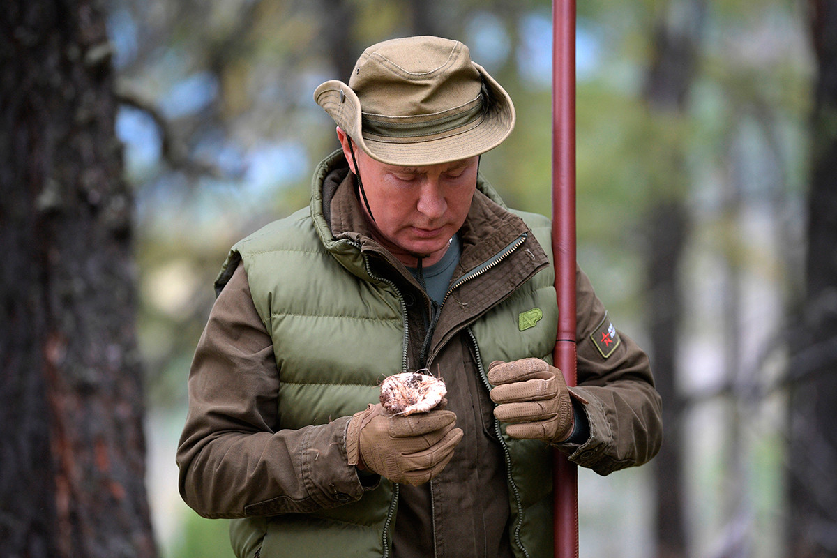プーチン大統領はシベリアのタイガでハイキングしている。