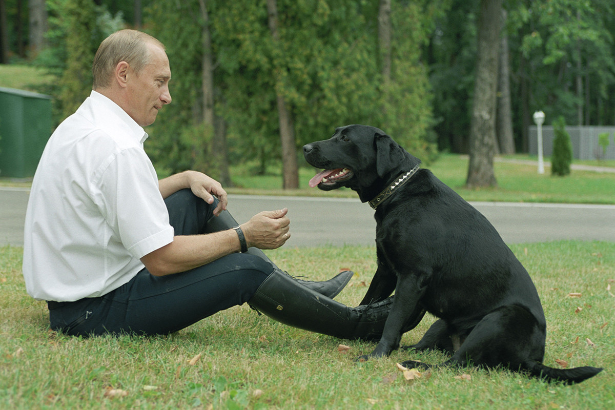 Putin sa psom po imenu Koni.

