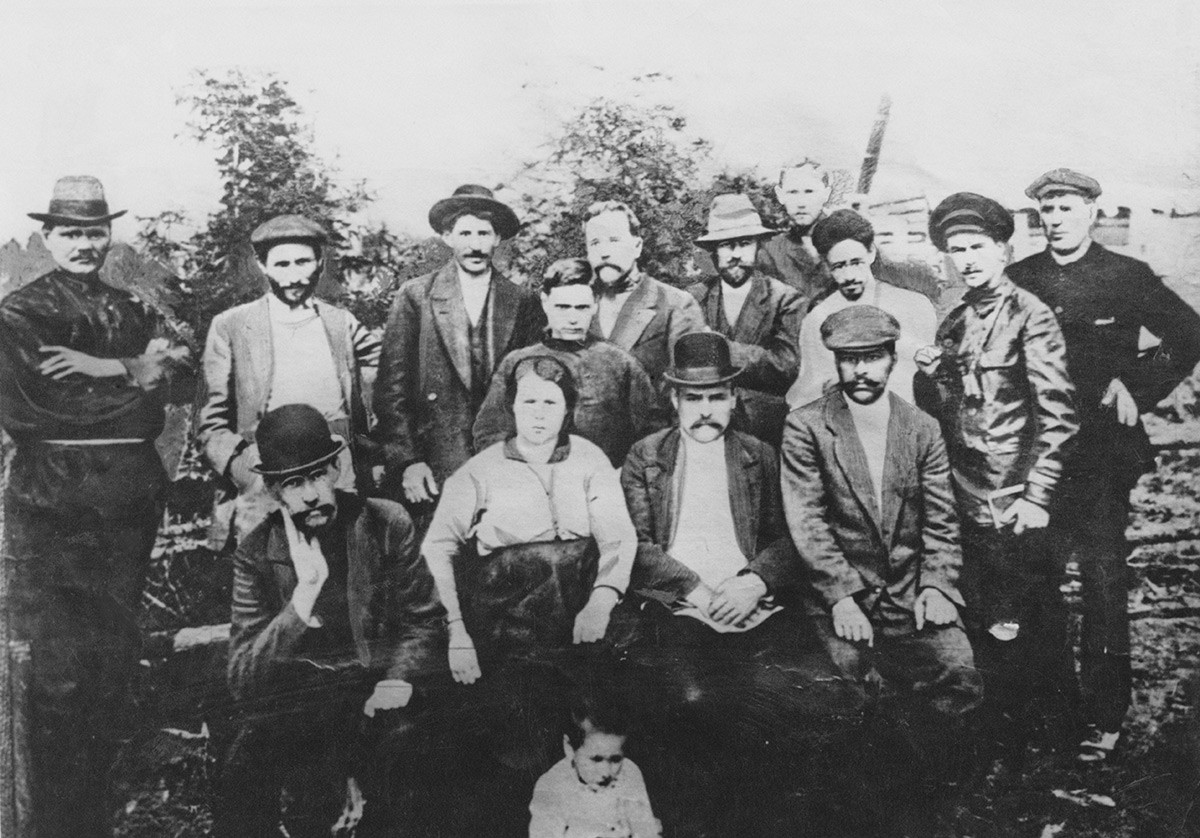 Il futuro dittatore sovietico Joseph Stalin (il terzo in piedi da sinistra) con un gruppo di rivoluzionari bolscevichi a Turukhansk, Russia, 1915