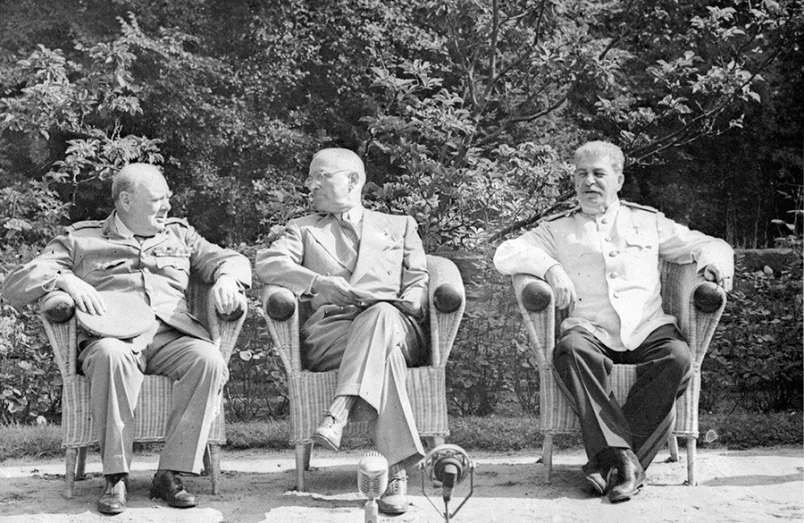 Conferência de Potsdam, da esquerda para a direita: Winston Churchill, Harry S. Truman e Ióssif Stálin, 17 de julho de 1945