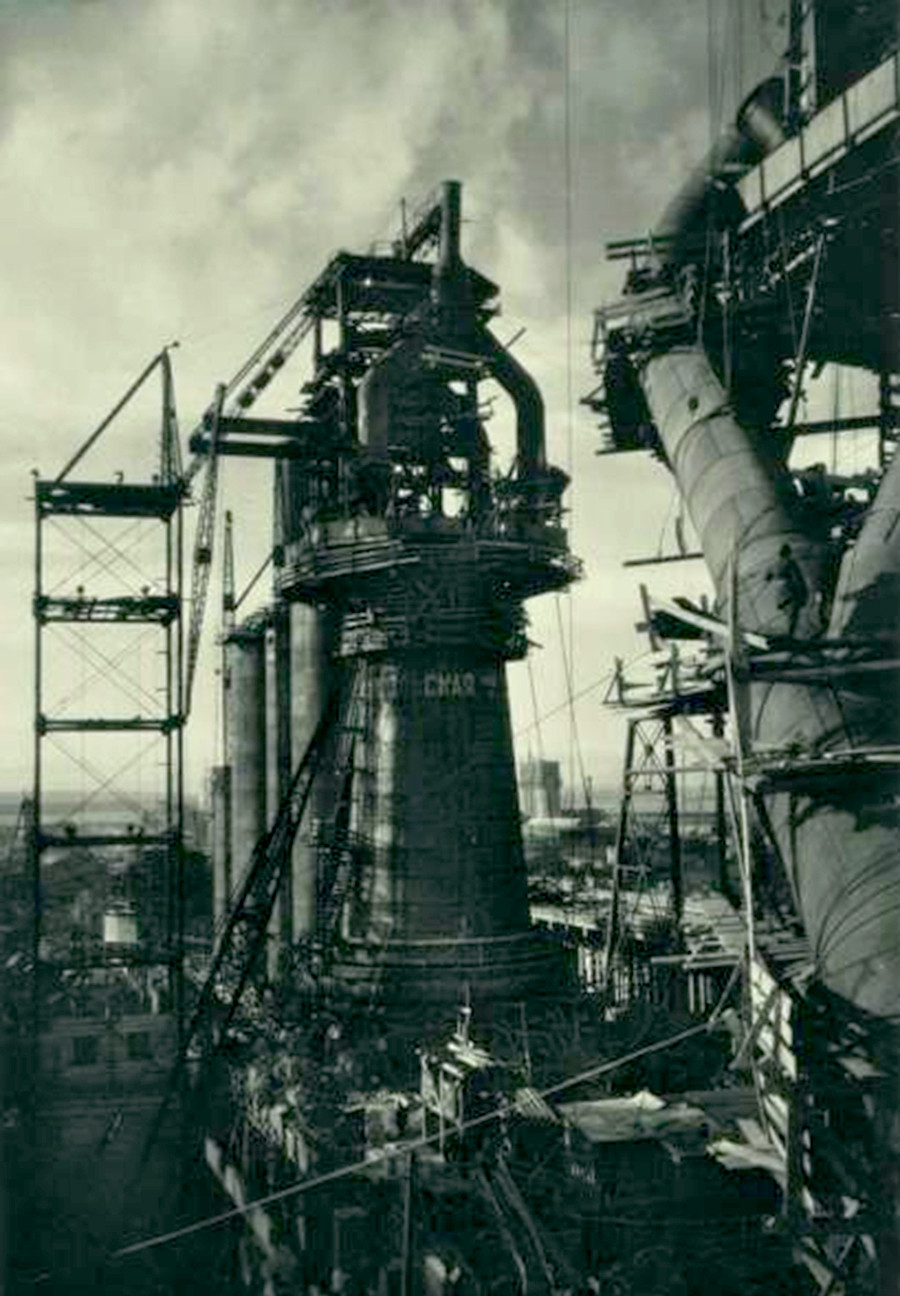 Construction of a blast furnace at the Magnitogorsk iron and steel works in the Urals