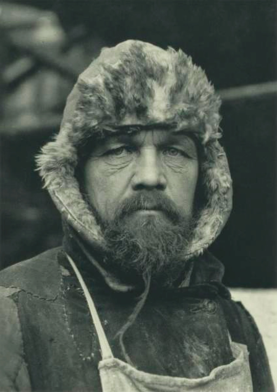 Comrade Mikhail, Siberian bricklayer