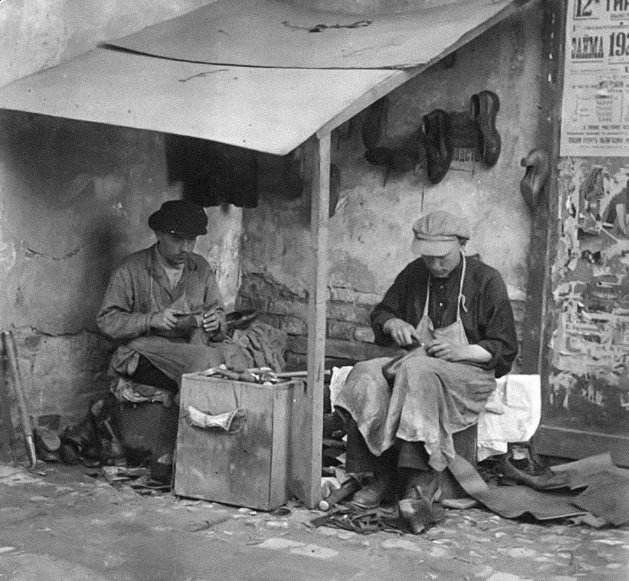 Ces cordonniers travaillant dans la rue avec des matériaux et des outils simplifiés étaient appelés « cordonniers froids ». Cette expression s'appliquait aussi aux personnes qui n’étaient pas très douées pour le travail. Photo de Kimry, dans la région de Tver, années 1920.