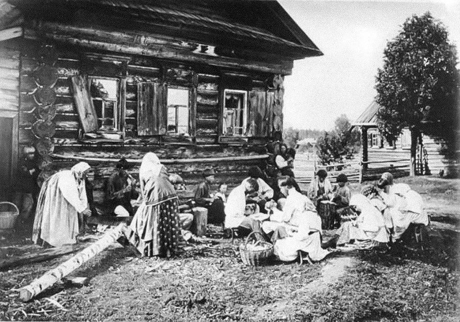 L'un des artisanats les plus populaires était la fabrication de cuillères en bois. D'ailleurs, elles ne servaient pas seulement de couverts, mais aussi d’instruments de musique. Sur la photo – des artisans de Nijni Novgorod, en 1897.

