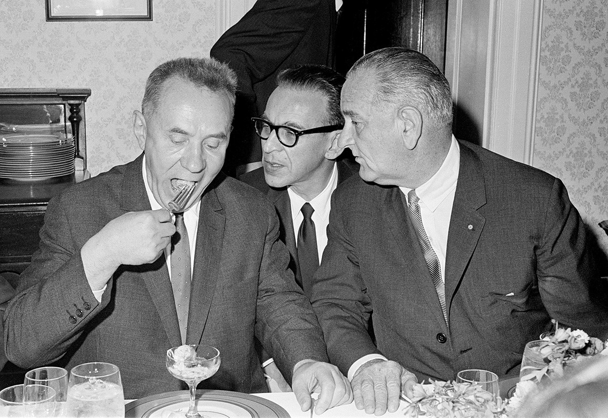 Da sinistra: il premier sovietico Aleksej Kosygin, l'interprete del Dipartimento di Stato Bill Kramer e il presidente USA Lyndon Johnson durante una riunione a pranzo nel campus del College statale di Glassboro 
