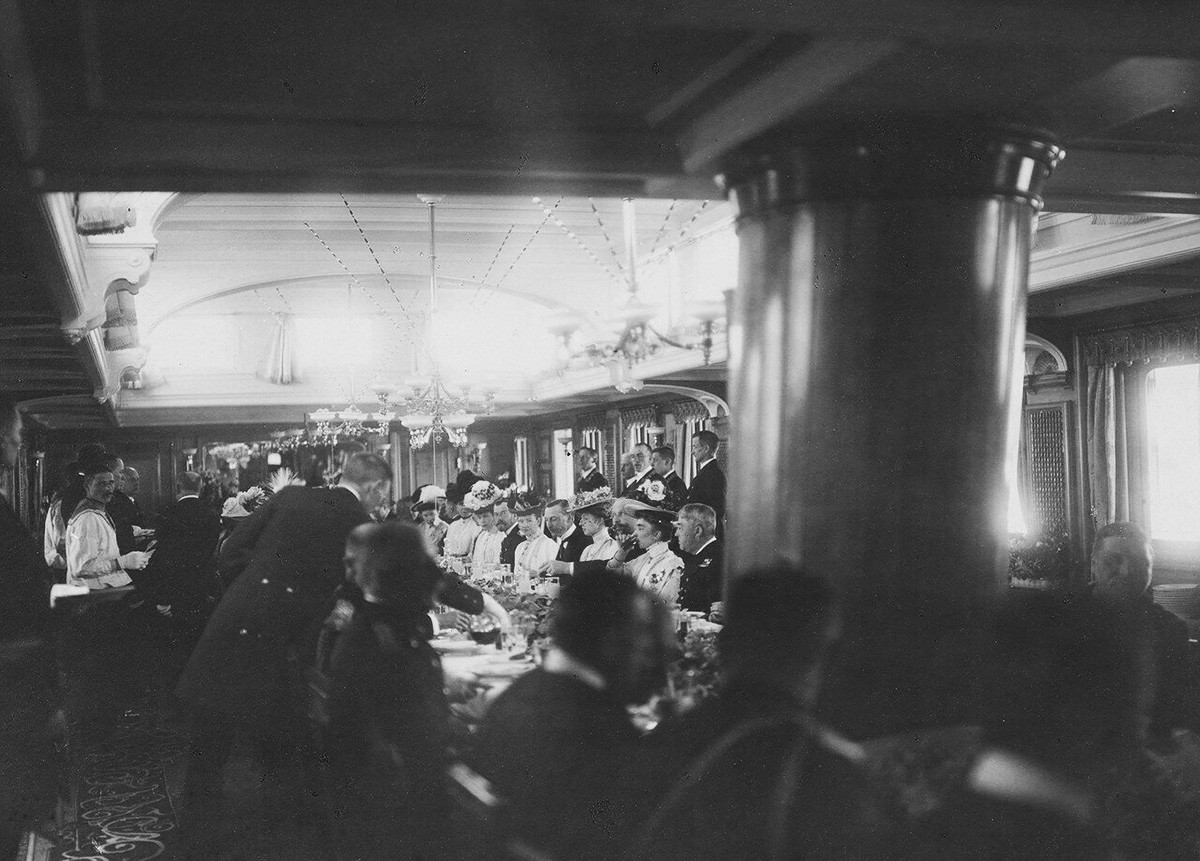 ヨット「シュタンダルト号」の食堂