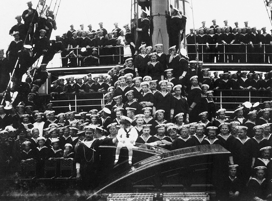 アレクセイ・ニコラエヴィチ皇太子とヨットに仕えた水兵たち