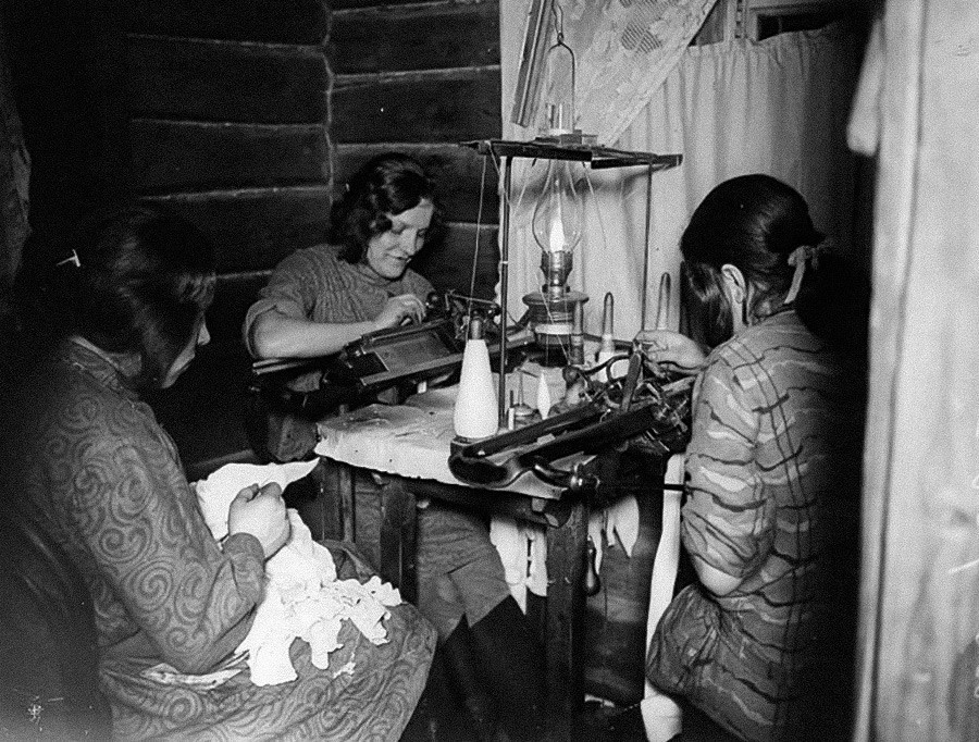 Mulheres de Zvenigorod trabalhando em máquinas de tricô, 1918