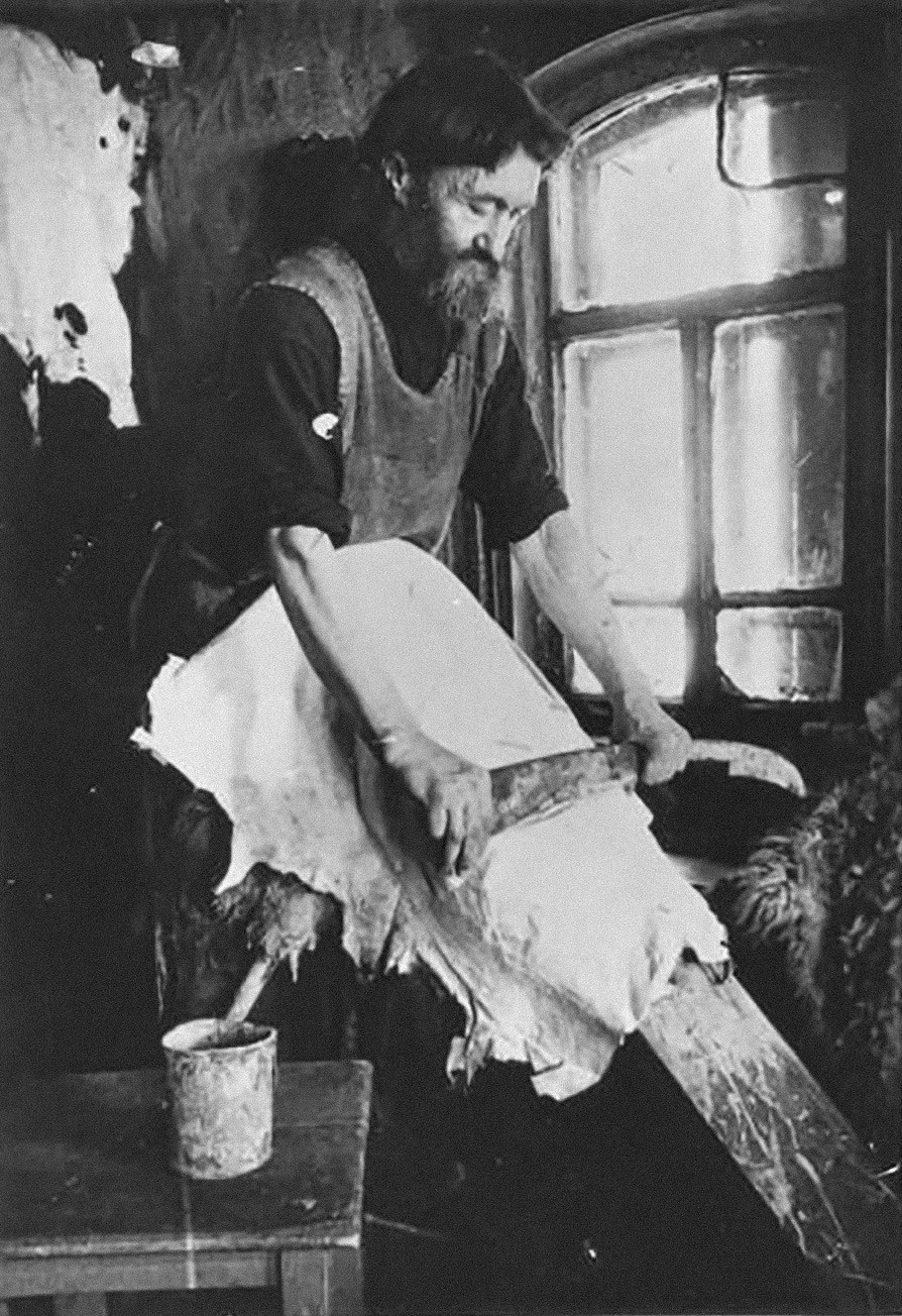 Camponês prepara pele de carneiro para casacos destinados a soldados do Exército Vermelho, 1941