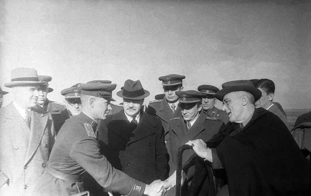 Oficial ruso y presidente de los Estados Unidos Franklin Delano Roosevelt, 3 de febrero de 1945.