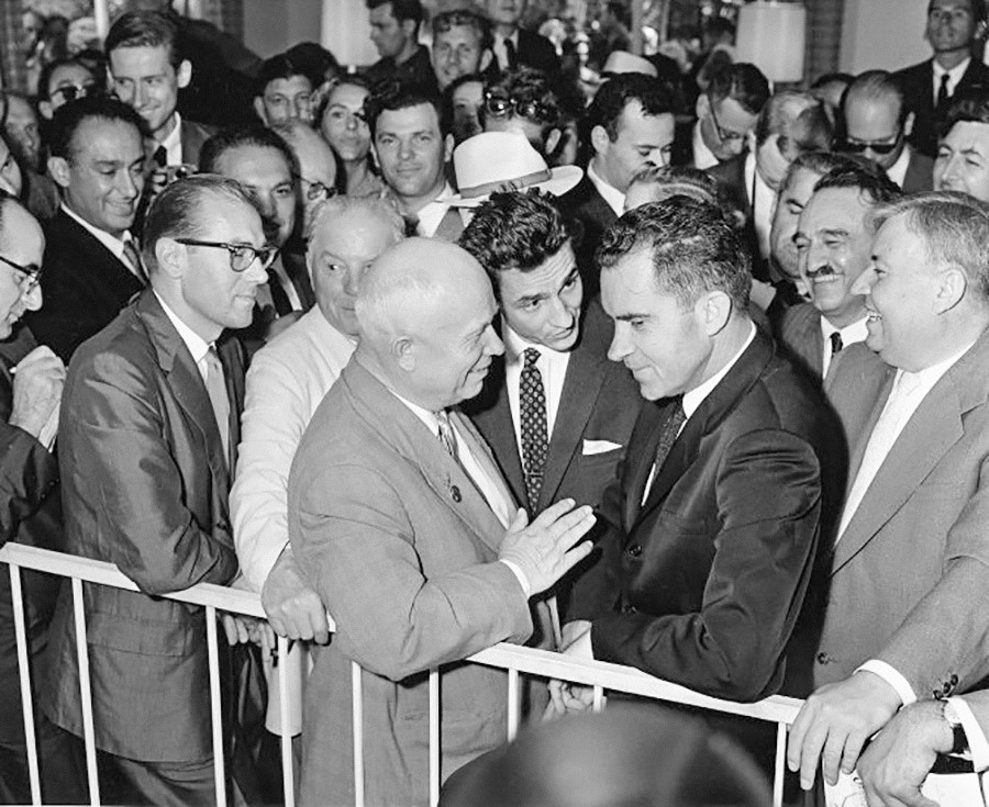 El Secretario del Comité Central del PCUS, Nikita Jrushchov y el vicepresidente de EE UU, Richard Nixon en la Exposición Nacional Estadounidense en Moscú, 24 de julio de 1959.
