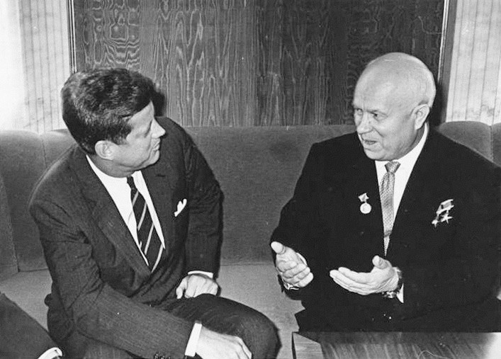 John Kennedy y Nikita Jrushchov en una reunión en Viena, Austria, 4 y 5 de junio de 1961.