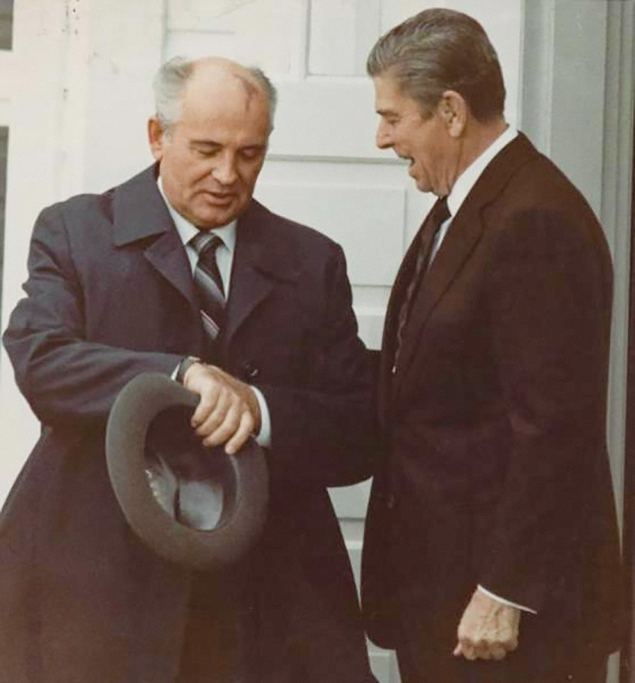 Переговоры рейгана и коля. 1986 Горбачева и Рейгана в Рейкьявике. Горбачёв и Рейган в Рейкьявике. Встреча Горбачева и Рейгана в Рейкьявике.