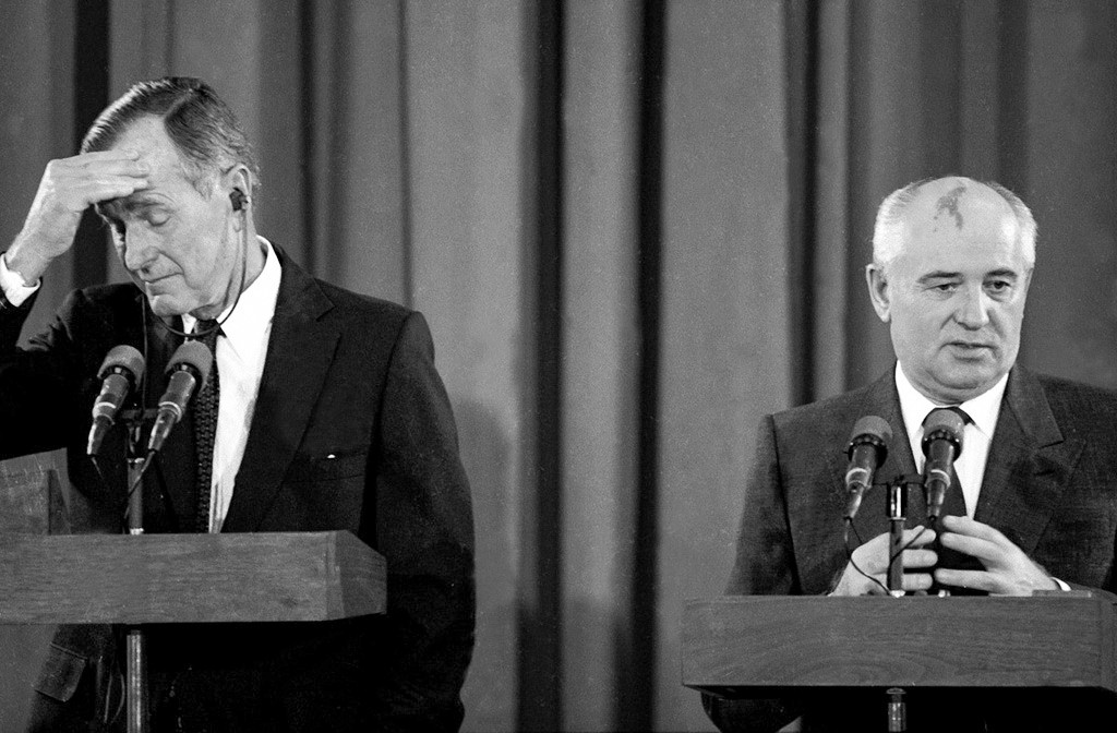 Američki predsjednik George H. W. Bush i predsjednik SSSR-a Mihail Gorbačov na konferenciji u Madridu, listopad 1990.