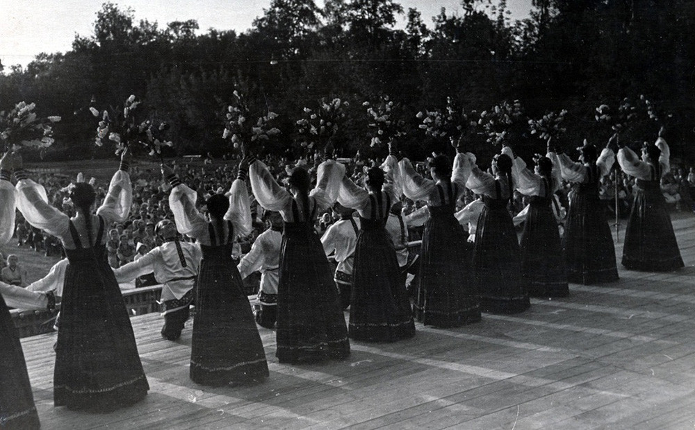 Студенти на сцена в Москва, 1955 година.

