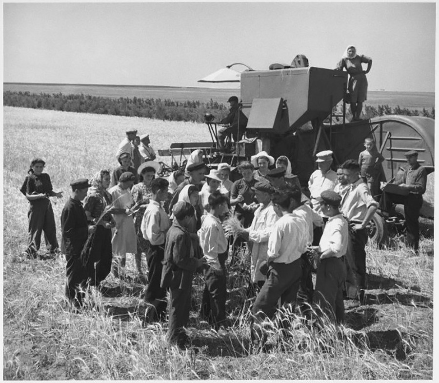 Étudiants dans des champs en RSS du Kazakhstan, 1952