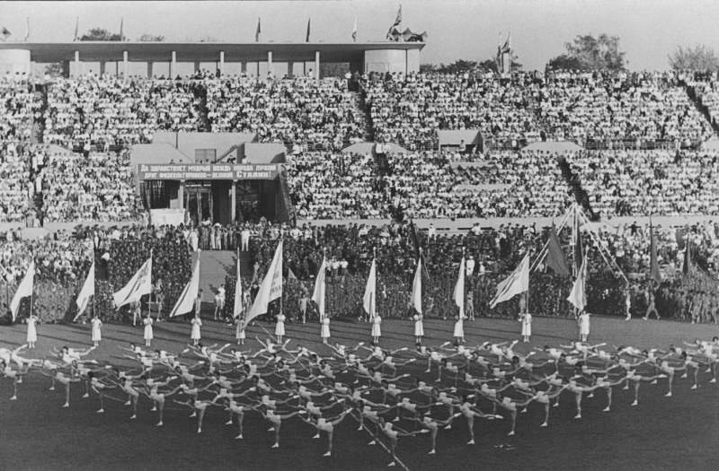 Le sport était également un passe-temps populaire parmi les étudiants. Voici par exemple des étudiants de l'Institut de culture physique au stade Dynamo de Moscou en 1936.