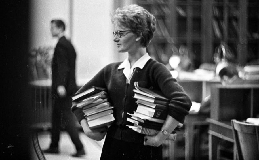 Étudiante avec des livres, 1963-1964