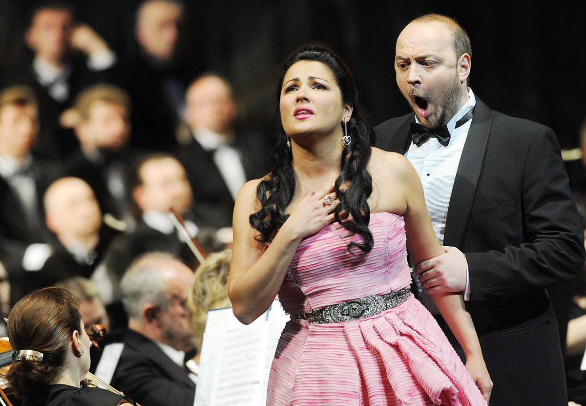Анна Нетребко изпълнява на гала концерт в Мариинския театър
