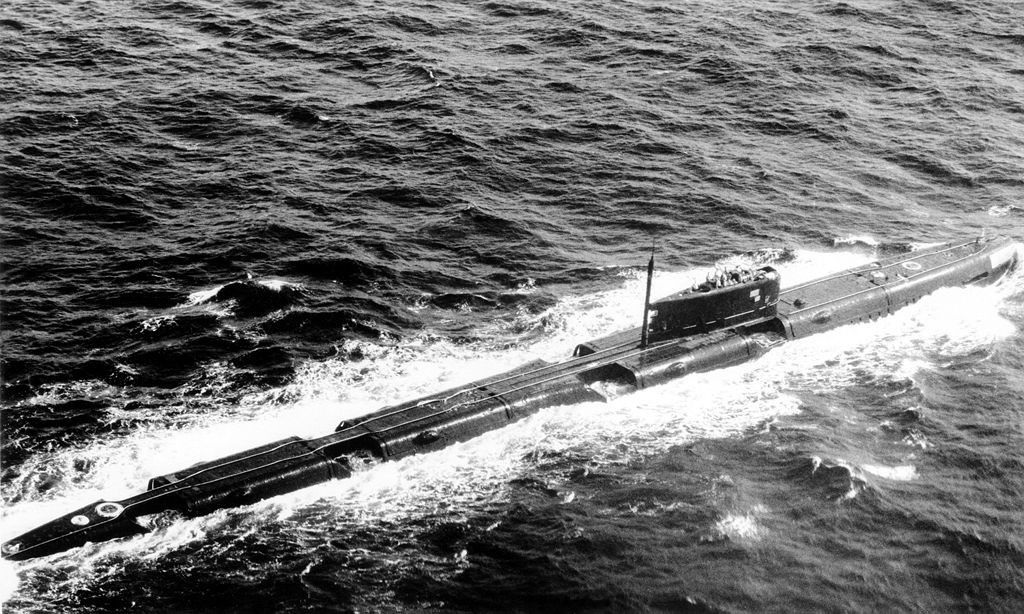 Submarino soviético del tipo Proyecto 675 en la superficie.