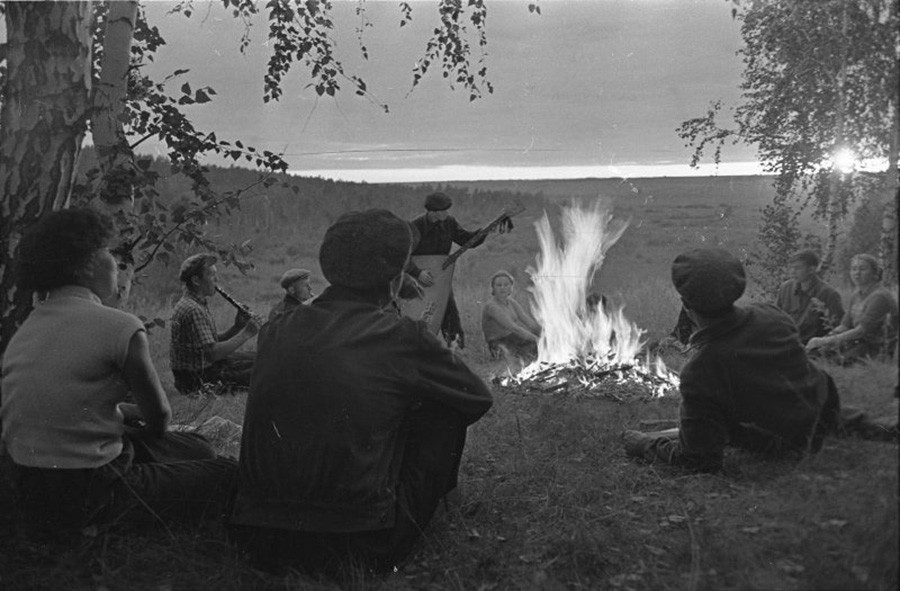 Students play music by a campfire. Altai, 1957–1963.