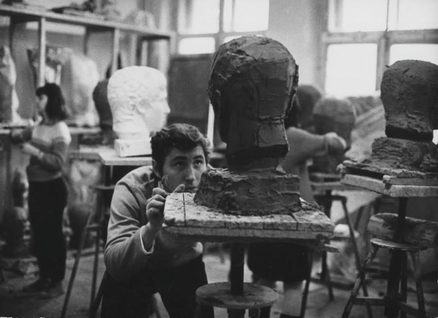 Studenti del primo anno in un laboratorio di scultura di Mosca, 1969