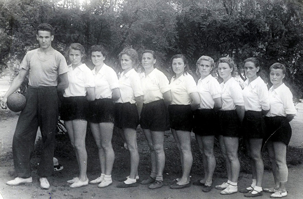 L’allenatore della squadra di pallavolo femminile della città di Kurgan con le ragazze del team, 1952