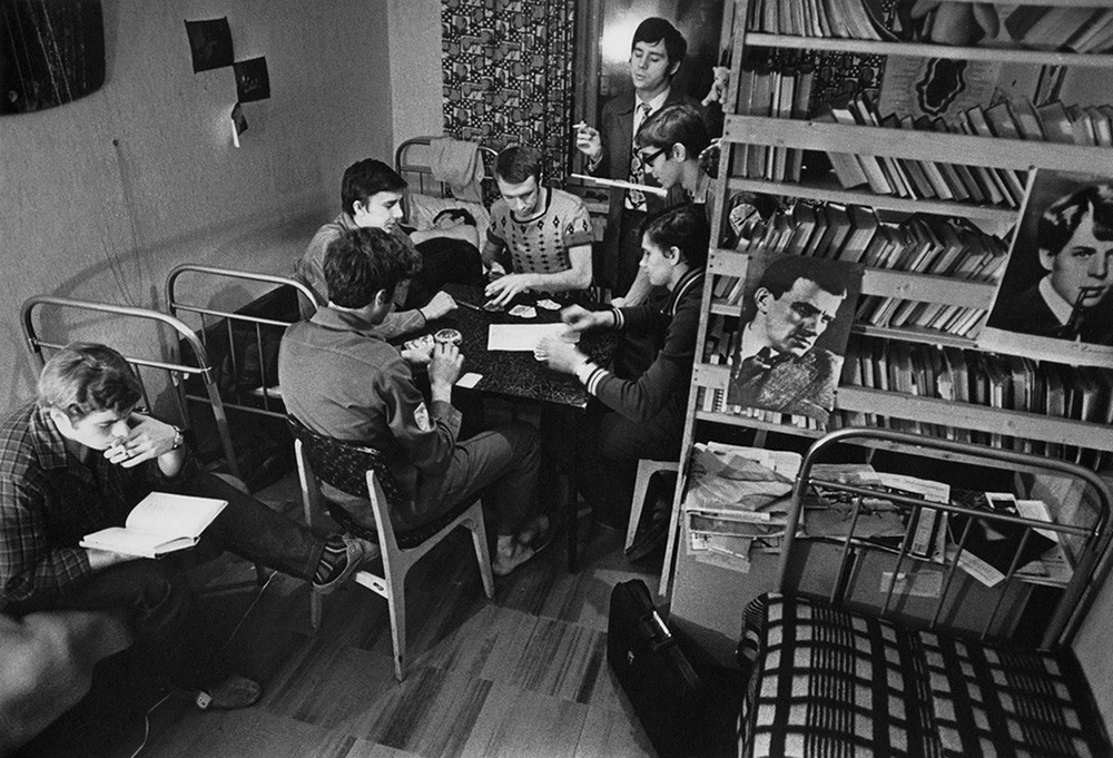 Estudantes no alojamento da Universidade Estatal de Moscou, 1963–1964