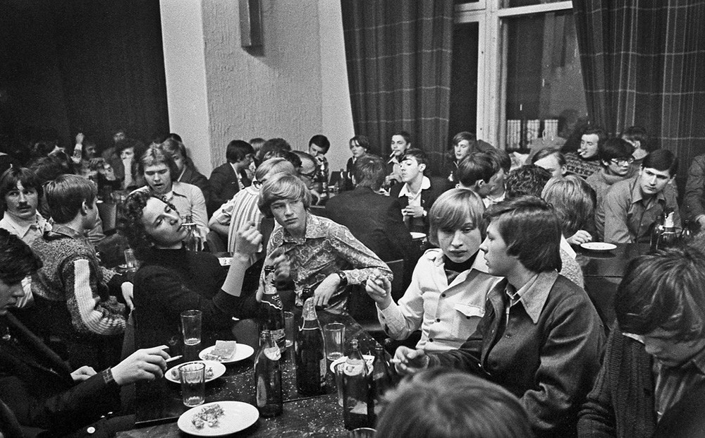 Alunos relaxando em café-clube após dia de trabalho. Moscou, 1978