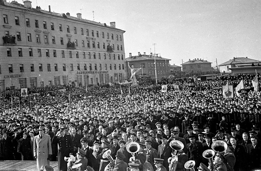 Murmansk residents on the Forecourt before the start of the solemn meeting for the arrival of Castro