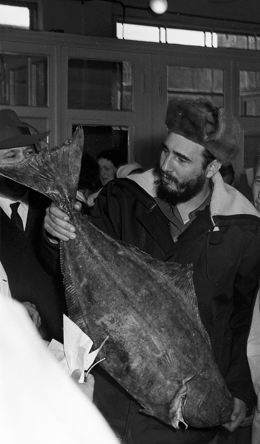 El líder de la revolución cubana, Fidel Castro, visita una fábrica de pescado en Múrmansk, URSS. 