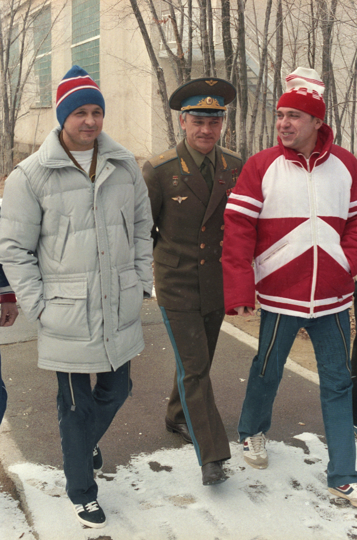 Les pilotes-cosmonautes d'URSS Viktor Savinykh, Vladimir Djanibekov et Alexandre Volkov (de gauche à droite) lors d'une promenade à Baïkonour, au Kazakhstan soviétique, le 23 novembre 1985