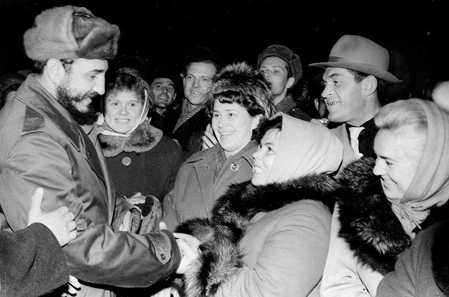 Moradores de Murmansk recebendo Fidel Castro no aeródromo da base aérea