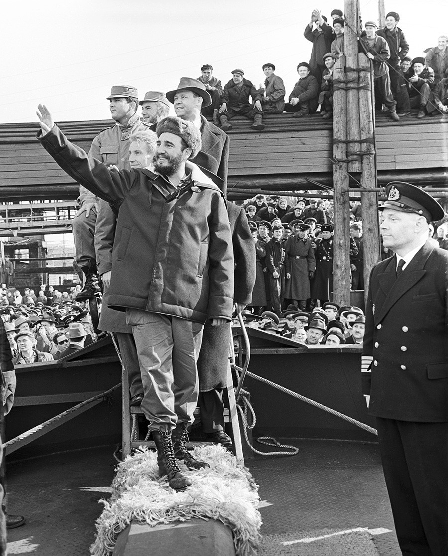 Visita de Fidel Castro à URSS. Fidel Castro recebido por moradores de Murmansk