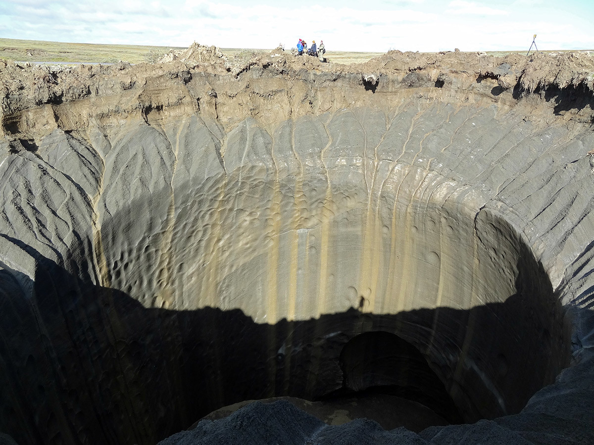 Un cratère sur la péninsule de Yamal (Grand Nord sibérien), photographié en août 2014