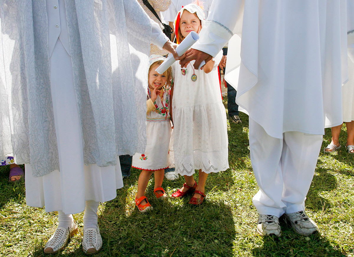 Деца на членовете на сектата, водена от Висарион, самопровъзгласил се за новия Христос, присъстват на масова молитва в село Петропавловка на около 580 км югоизточно от сибирския град Красноярск, 18 август 2007 г.